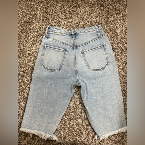 Ripped jeans shorts that stop at the knee - Picture 4 of 9